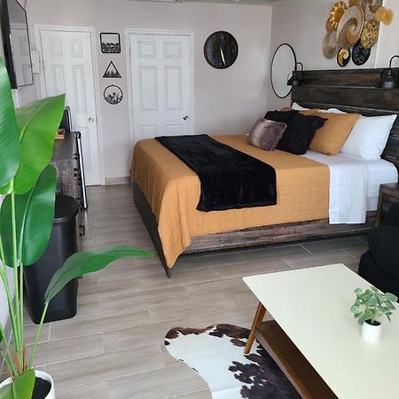 Modern Studio Retreat With King Bed - Cozy Comfort Pahokee Luaran gambar