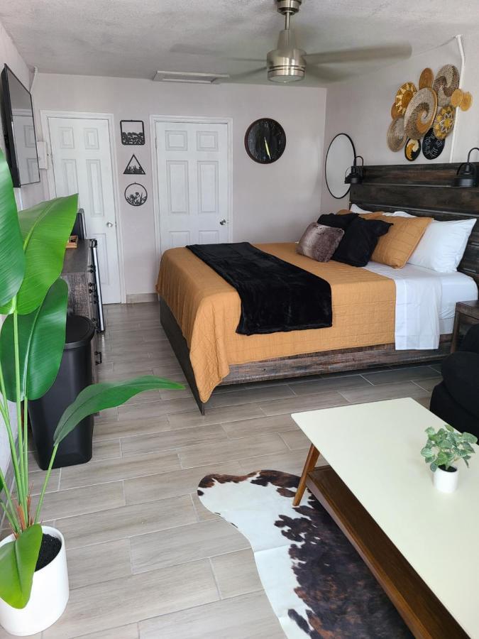 Modern Studio Retreat With King Bed - Cozy Comfort Pahokee Luaran gambar