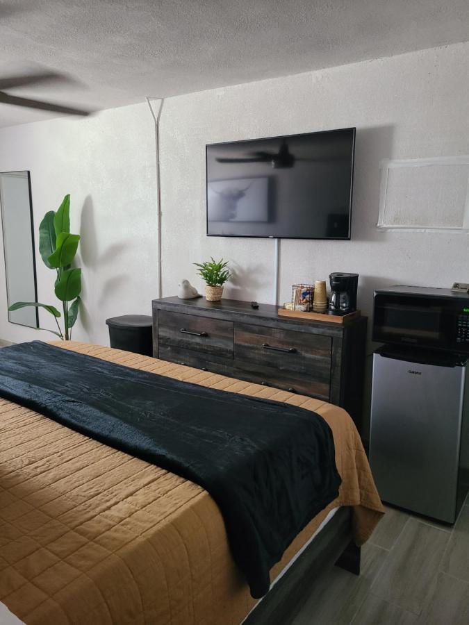 Modern Studio Retreat With King Bed - Cozy Comfort Pahokee Luaran gambar
