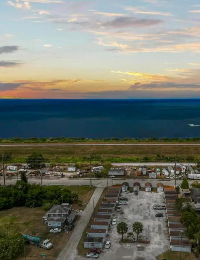 Modern Studio Retreat With King Bed - Cozy Comfort Pahokee Luaran gambar