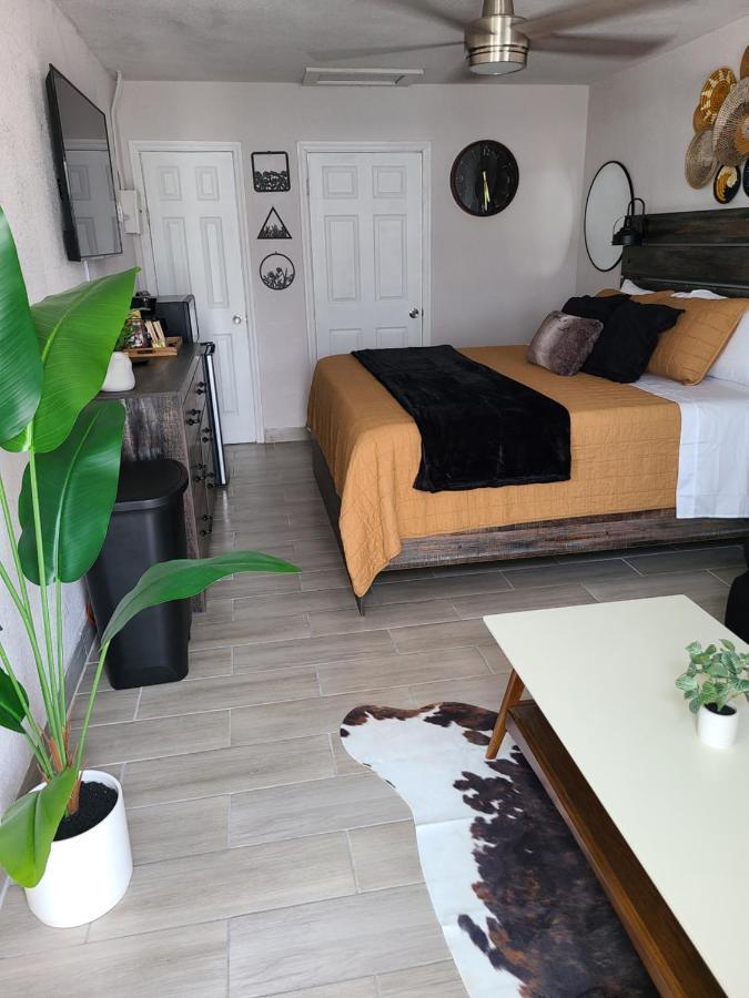 Modern Studio Retreat With King Bed - Cozy Comfort Pahokee Luaran gambar
